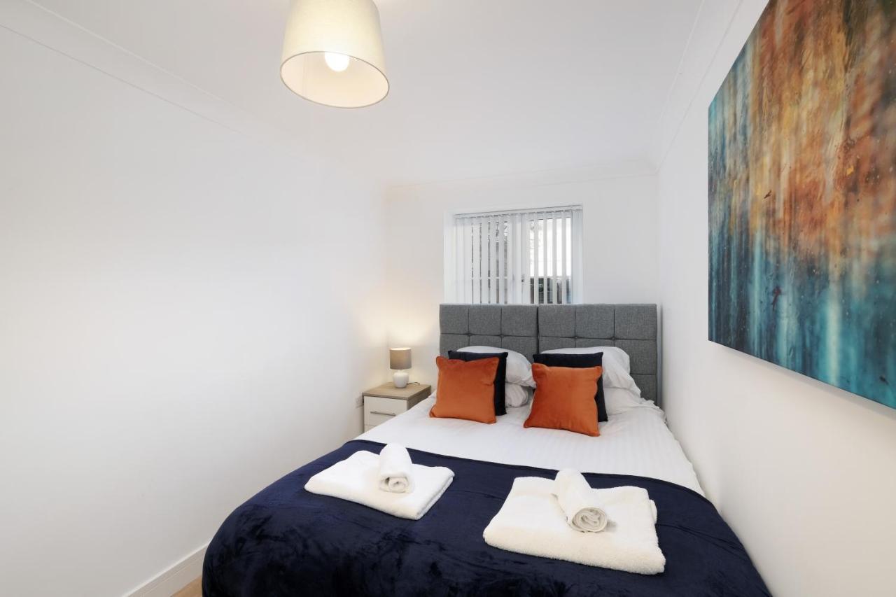 Pinewood Studios, Iver Slough Heathrow 1 & 2 Bedroom Apartments With Parking By Arista Living Eksteriør bilde