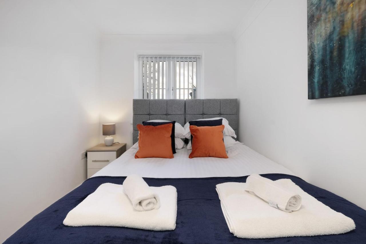 Pinewood Studios, Iver Slough Heathrow 1 & 2 Bedroom Apartments With Parking By Arista Living Eksteriør bilde
