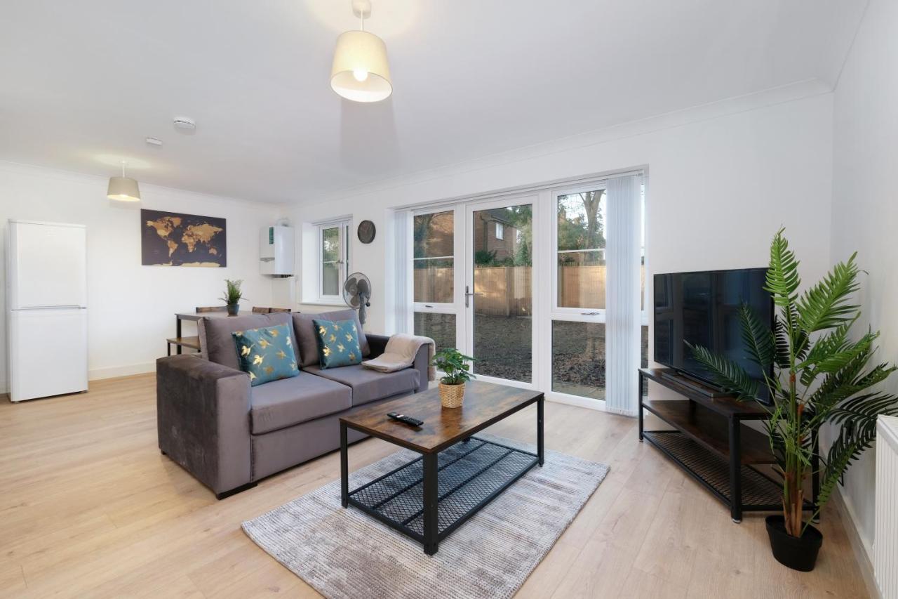 Pinewood Studios, Iver Slough Heathrow 1 & 2 Bedroom Apartments With Parking By Arista Living Eksteriør bilde