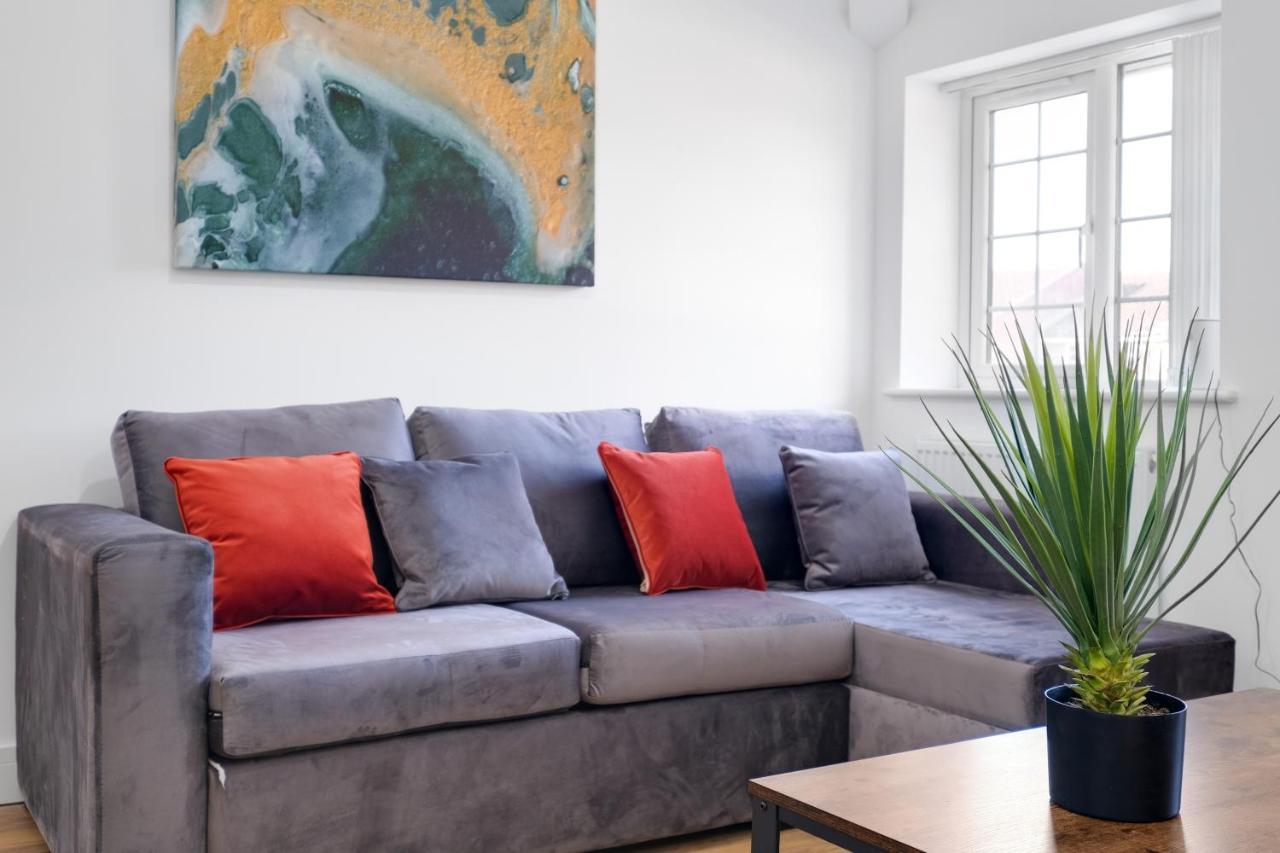 Pinewood Studios, Iver Slough Heathrow 1 & 2 Bedroom Apartments With Parking By Arista Living Eksteriør bilde