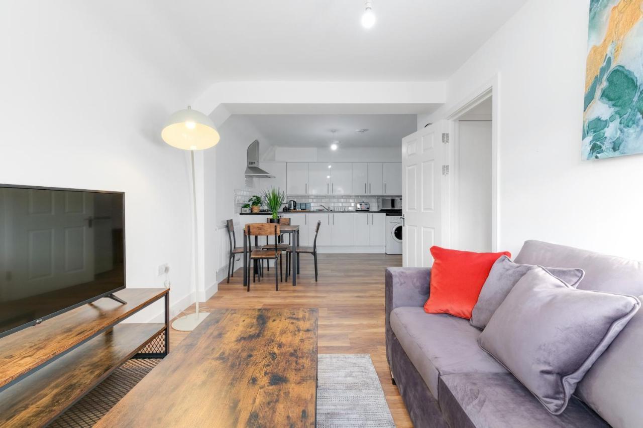 Pinewood Studios, Iver Slough Heathrow 1 & 2 Bedroom Apartments With Parking By Arista Living Eksteriør bilde