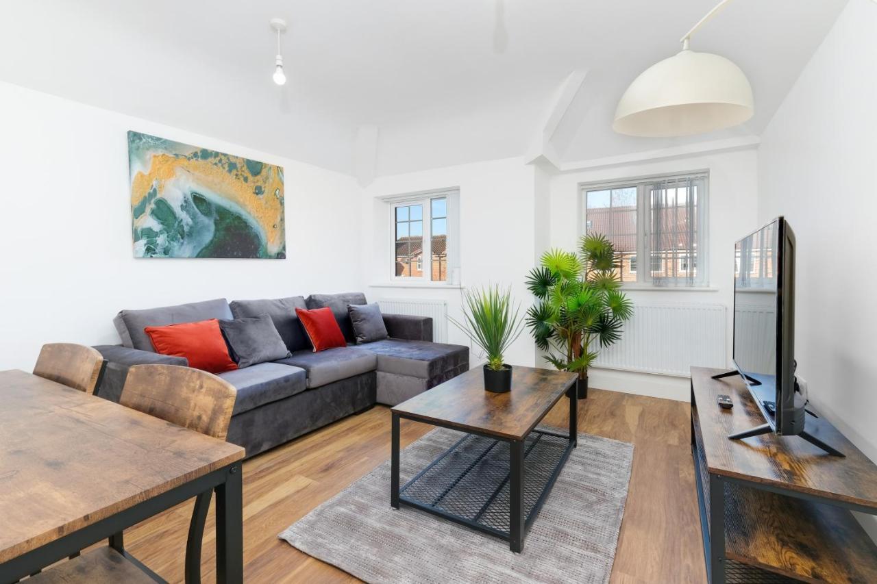Pinewood Studios, Iver Slough Heathrow 1 & 2 Bedroom Apartments With Parking By Arista Living Eksteriør bilde